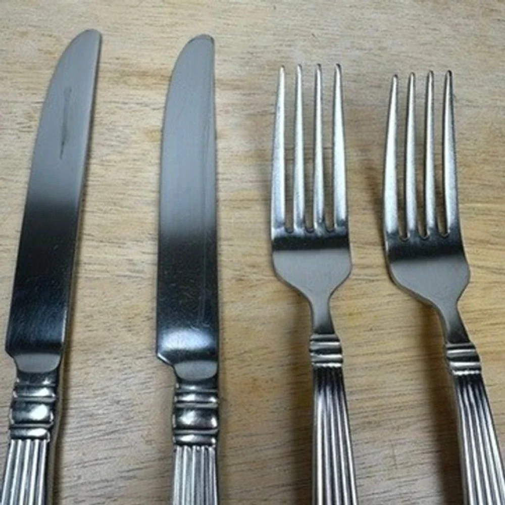 REED & BARTON CRESCENDO II Stainless 18/10 2 Dinner Forks & 2‎ Dinner Knives